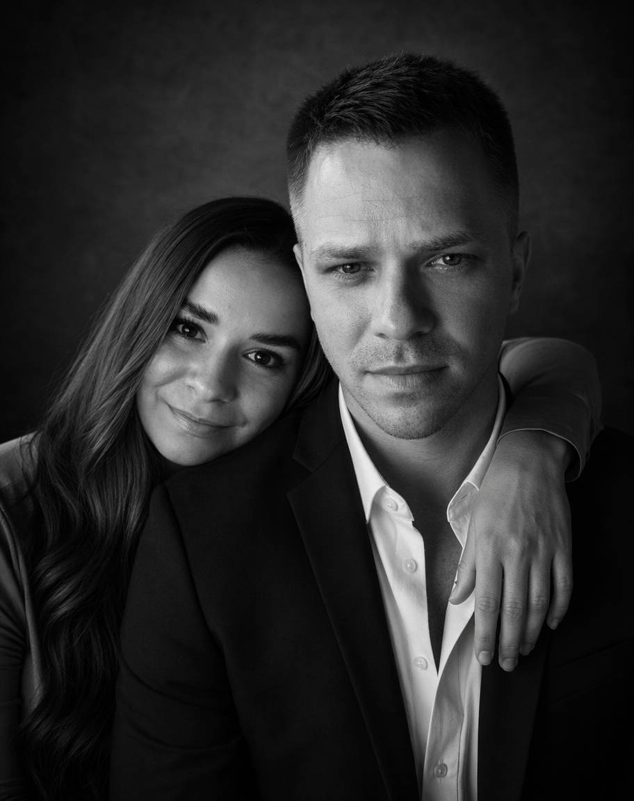 Romantyczne zdjęcia pary w eleganckich marynarkach, kobieta wtula się w ramię mężczyzny przy ciemnym tle