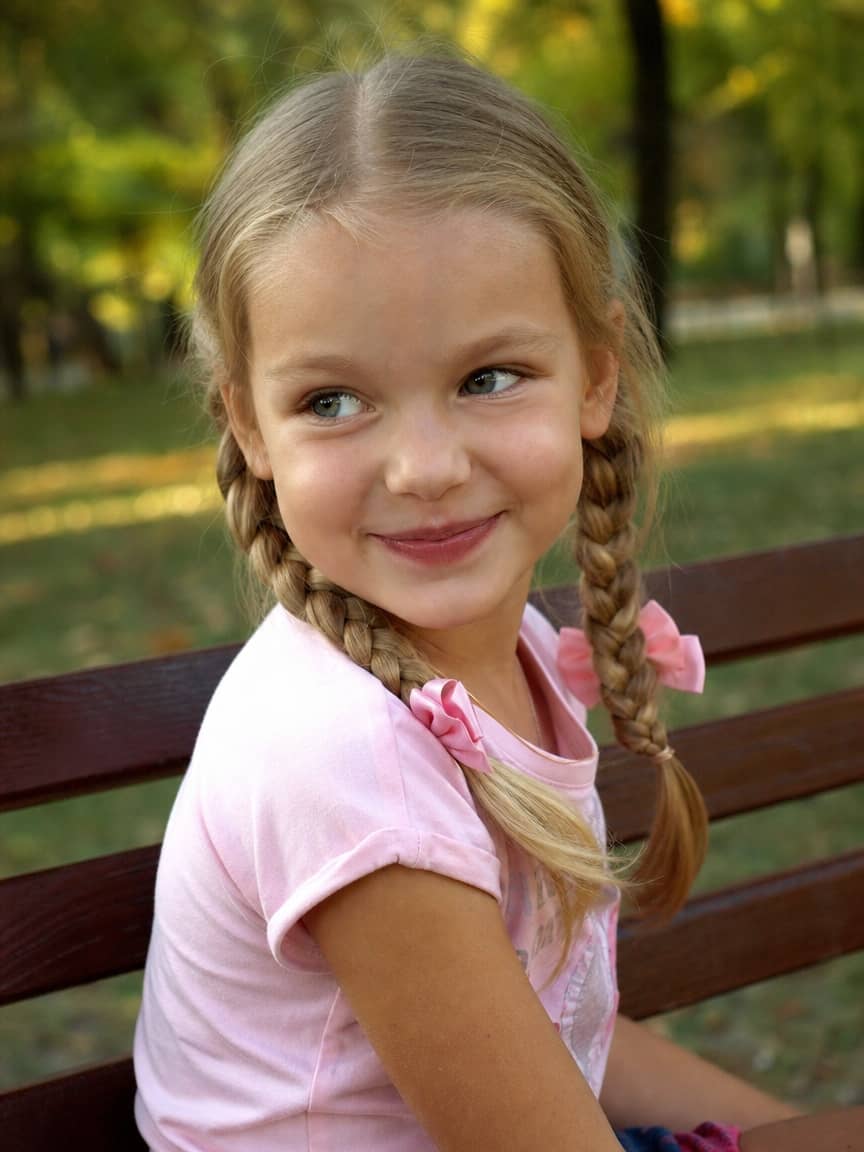 Fryzura dla dziecka z dwoma warkoczami u dziewczynki o blond włosach