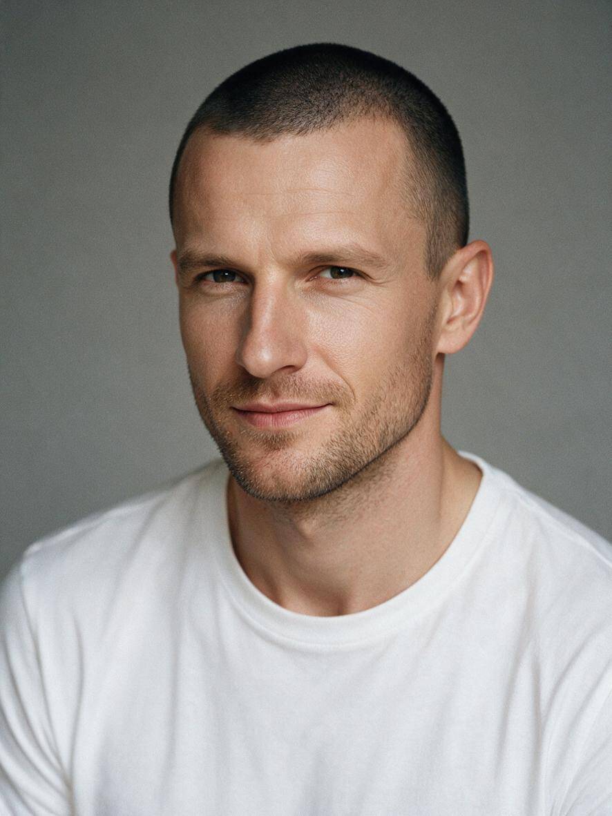 Bardzo krótki buzz cut jako fryzura dla łysiejących mężczyzn na zdjęciu