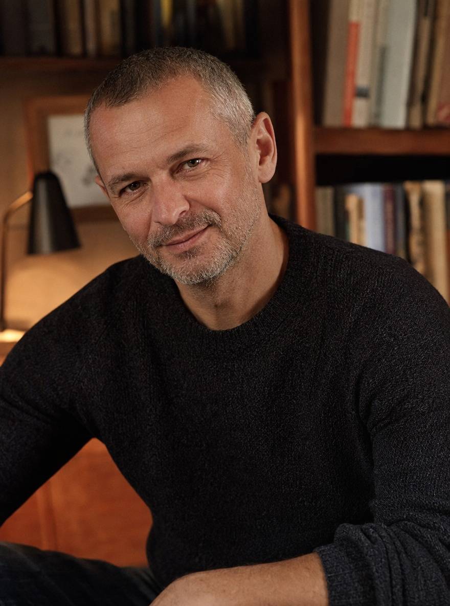 Siwiejący buzz cut jako fryzura dla łysiejącego mężczyzny