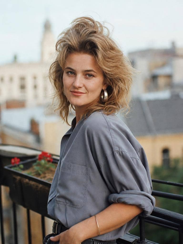 Kobieta z ciemnoblond włosami z obfitą tapirowaną objętością w stylu lat 80.