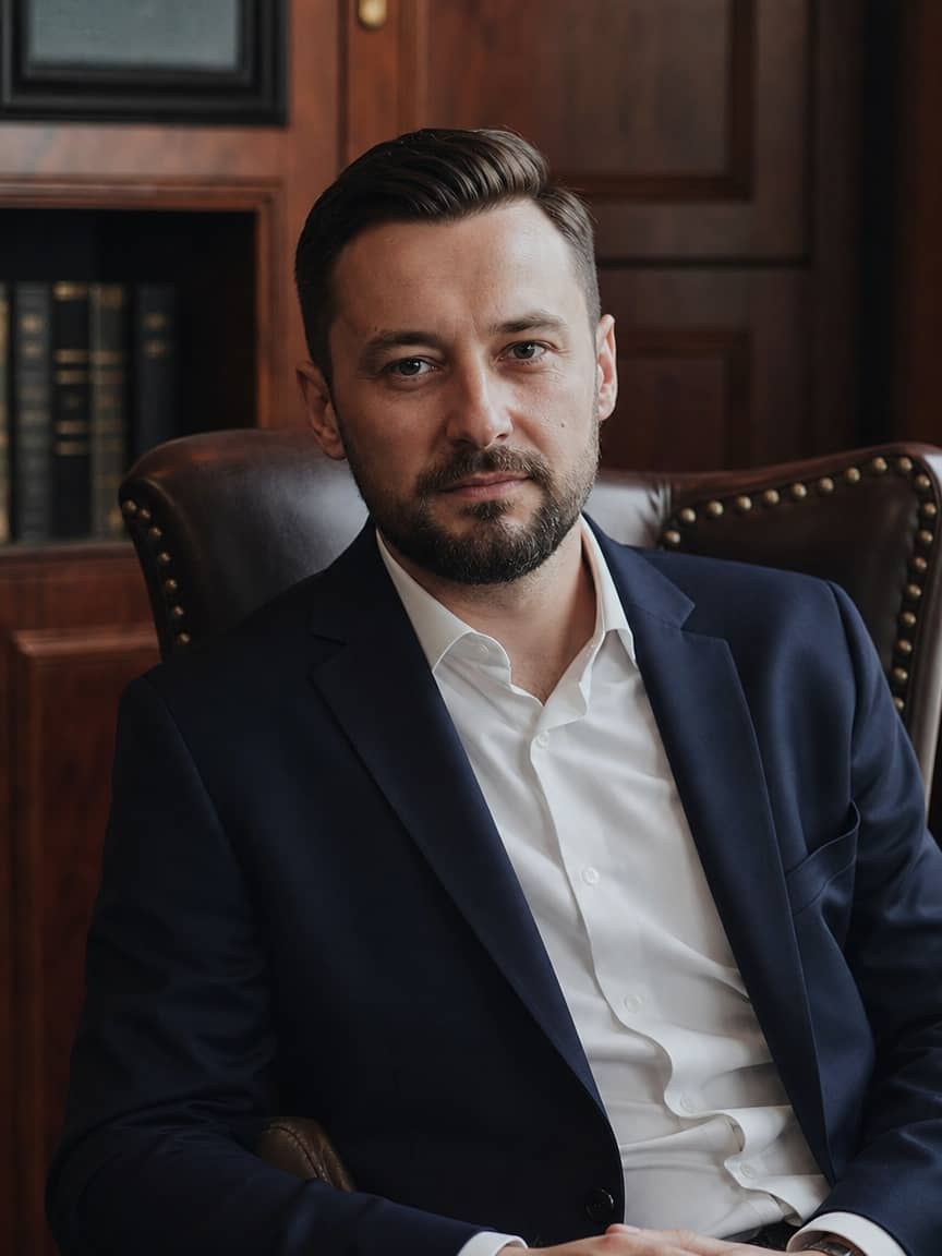 Krótka biznesowa fryzura męska dla szatyna w gabinecie