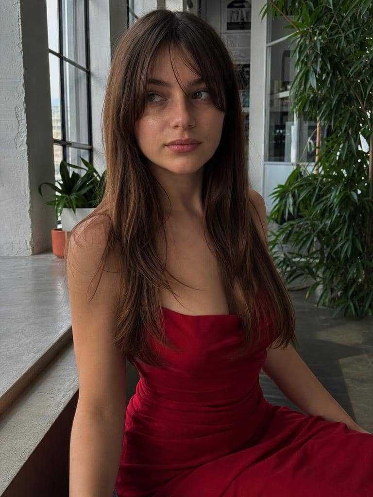 Fryzura na studniówkę - proste włosy z grzywką zasłoną na brązie