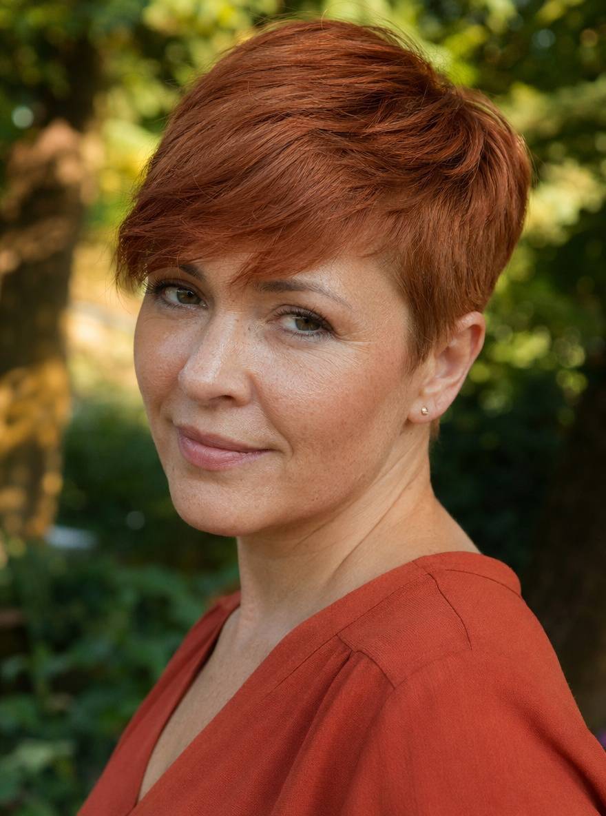 Pixie z dłuższą górą i miękką grzywką w miedzianym odcieniu