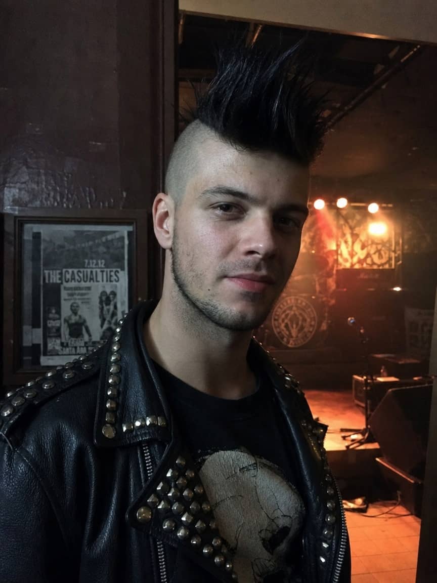 Punk fryzury męskie w czerni z kolczastą teksturą i wygolonymi bokami