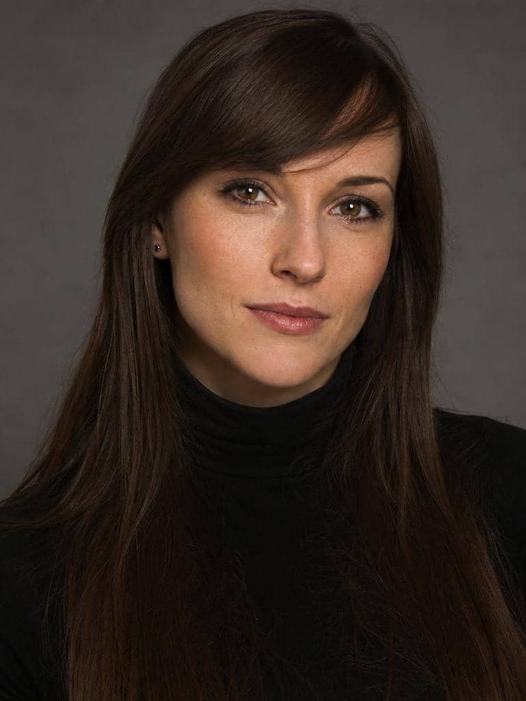 Cieniowana grzywka na boki u brunetki w studyjnym oświetleniu