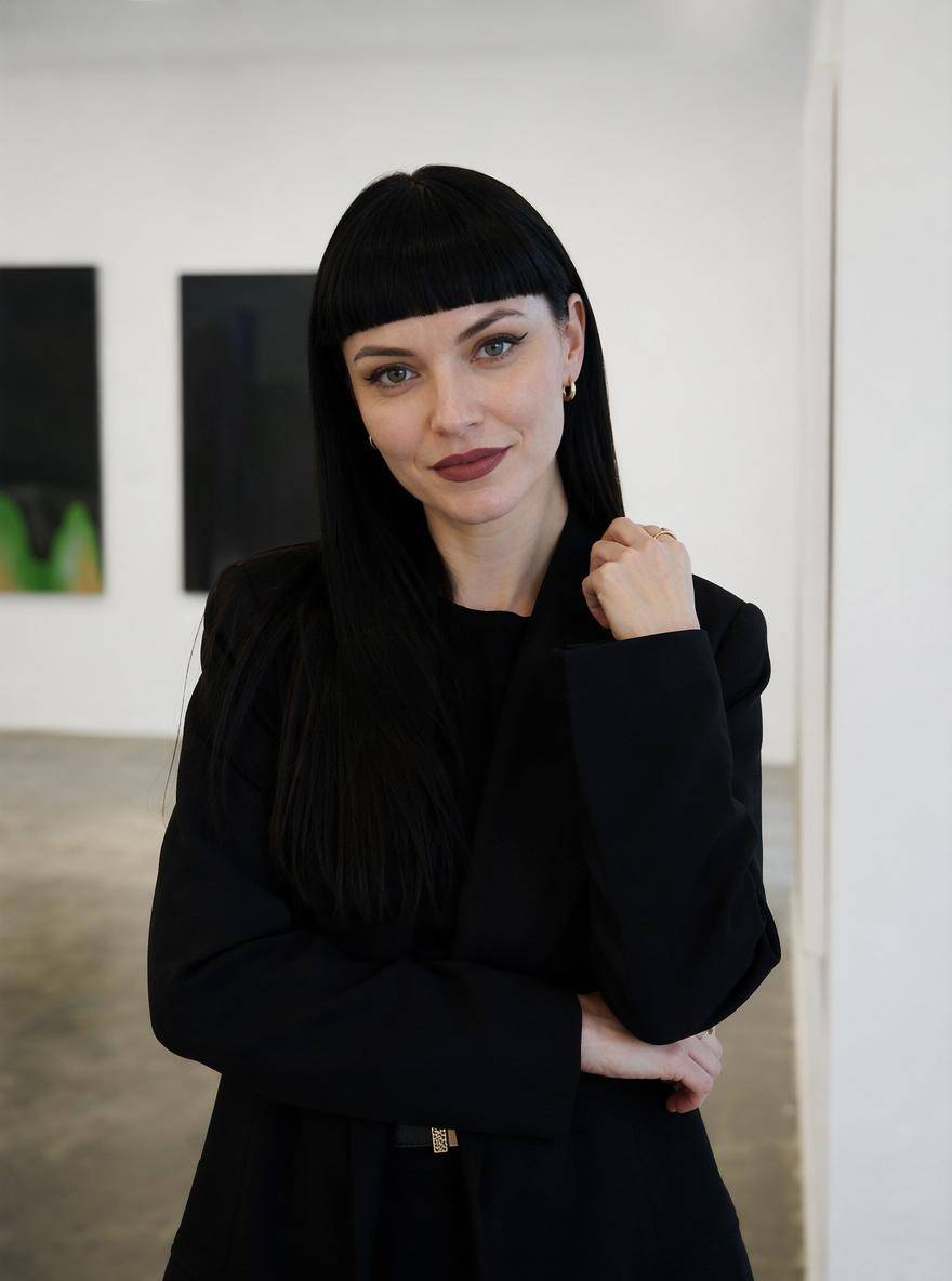 Prosta grzywka na czarnych włosach we wnętrzu galerii