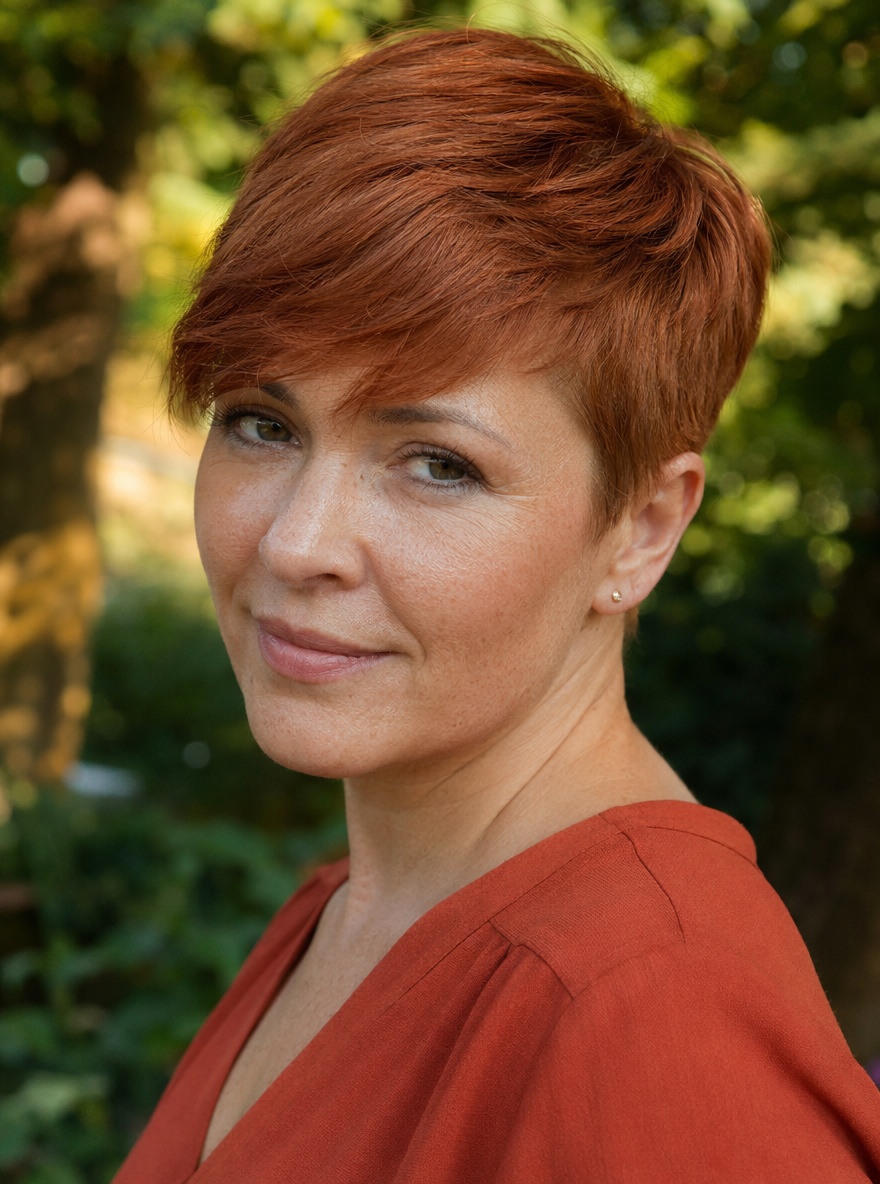 Pixie z dłuższą górą i miękką grzywką w miedzianym odcieniu