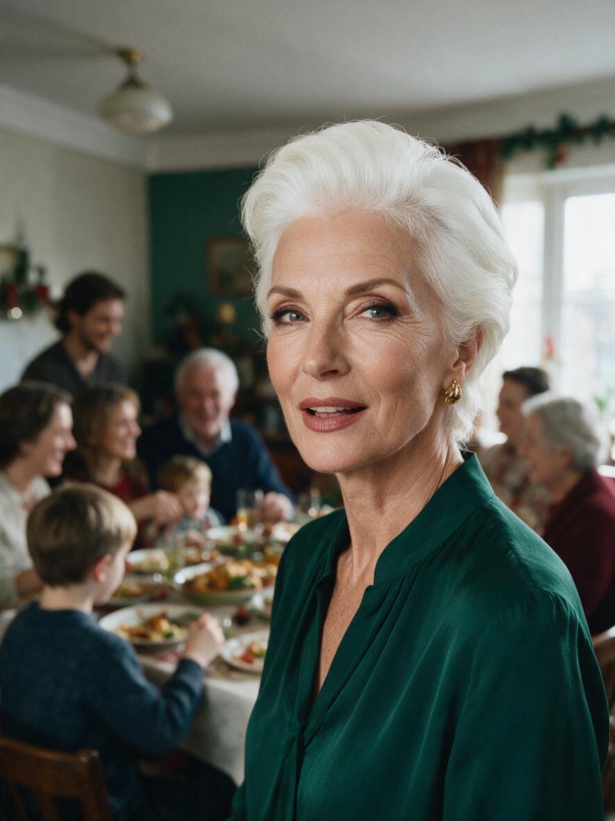 Silver hair dla seniorki - śnieżnobiałe krótkie włosy elegancko zaczesane do tyłu