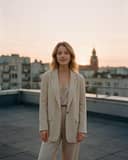 Rooftop au coucher du soleil femme